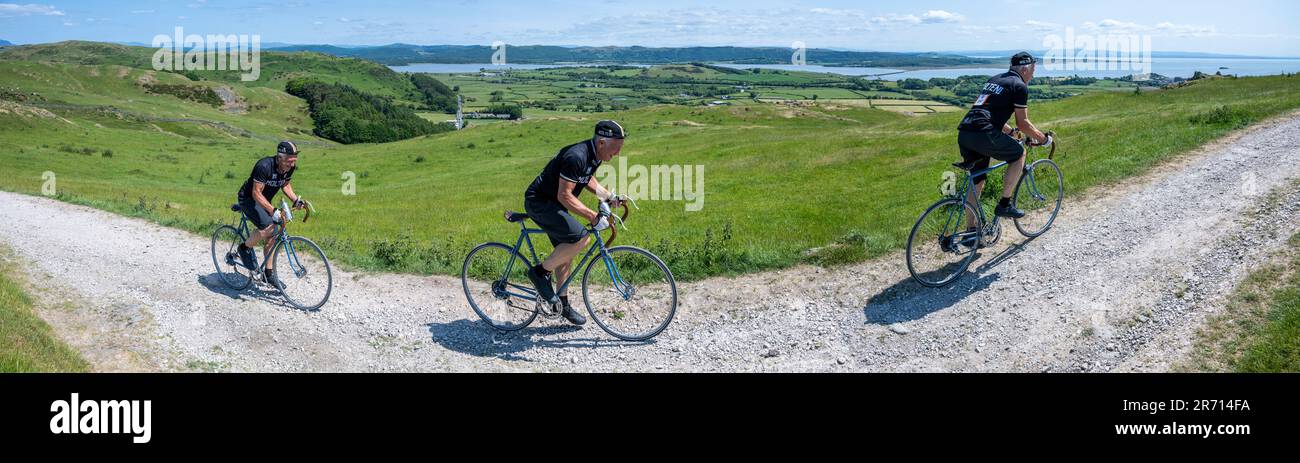 Männlicher Radfahrer auf dem Veloretro Vintage Rading Event in Ulverston, kompostiertes Bild desselben Fahrers auf dem Schotterweg zum Hoad Monumant. Stockfoto