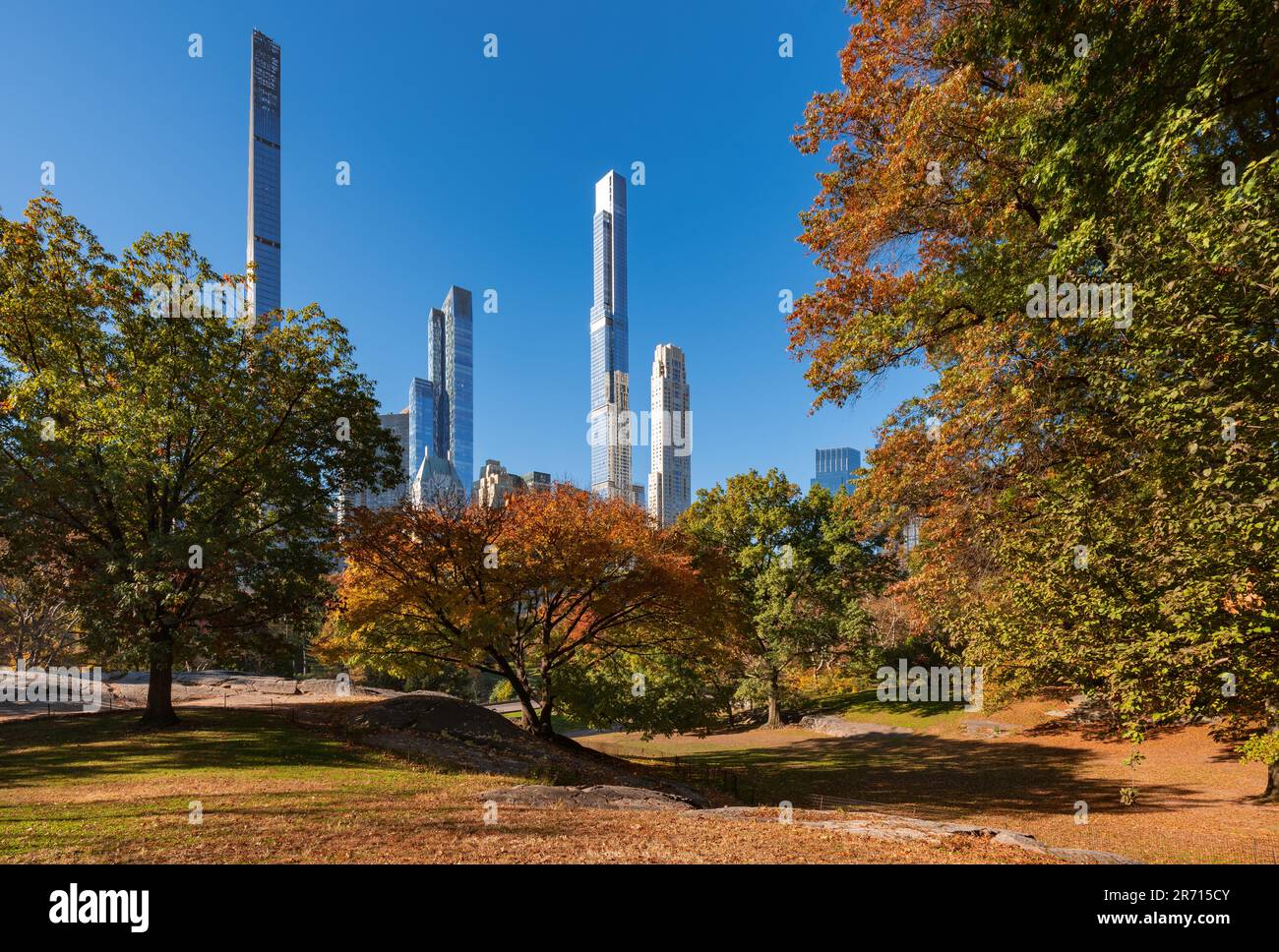 Central Park im Herbst mit Blick auf die superhohen Wolkenkratzer der Milliardärsreihe. Midtown Manhattan, New York City Stockfoto