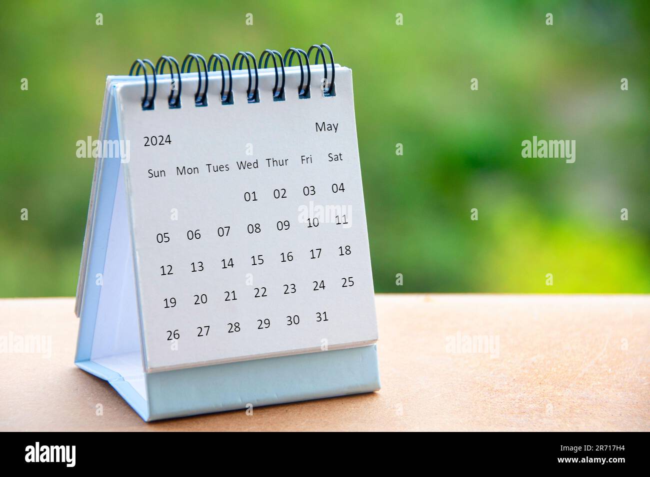 Weißer Tabellenkalender Mai 2024 mit anpassbarem Platz für Text. Speicherplatz kopieren. Stockfoto