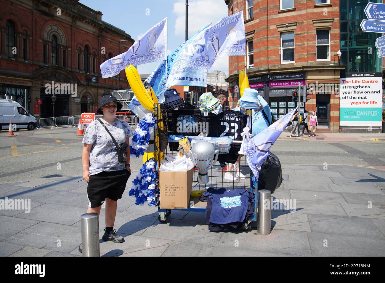 Auf Deansgate vor der Treble Parade in Manchester zu verkaufende Waren. Manchester City schloss die Treble (Champions League, Premier League und FA Cup) nach einem Sieg von 1-0 über Inter Mailand in Istanbul und sicherte ihnen den Ruhm der Champions League. Foto: Montag, 12. Juni 2023. Stockfoto