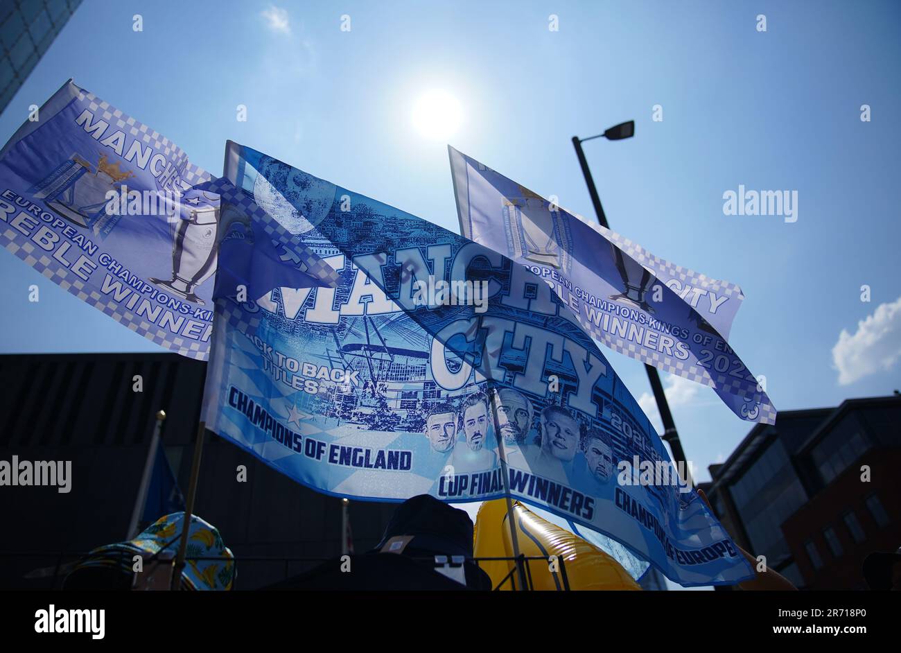 Auf Deansgate vor der Treble Parade in Manchester zum Verkauf stehende Flaggen. Manchester City schloss die Treble (Champions League, Premier League und FA Cup) nach einem Sieg von 1-0 über Inter Mailand in Istanbul und sicherte ihnen den Ruhm der Champions League. Foto: Montag, 12. Juni 2023. Stockfoto