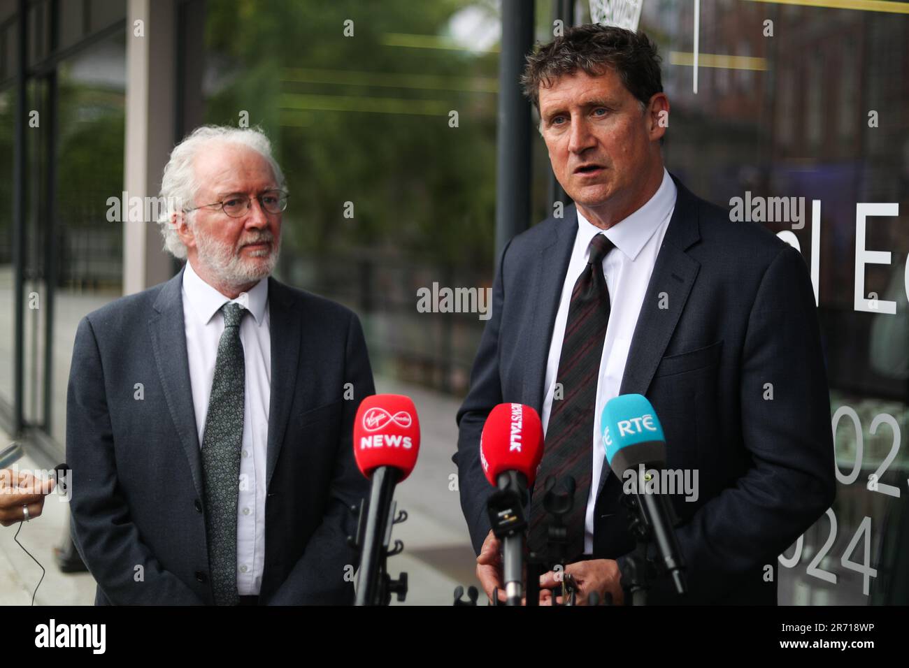 Minister für Verkehr Eamon Ryan (rechts) und Minister für Kulturerbe Malcolm Noonan, der auf der Konferenz des Nationalen Wirtschaftsdialogs in Dublin Castle mit den Medien sprach. Stockfoto