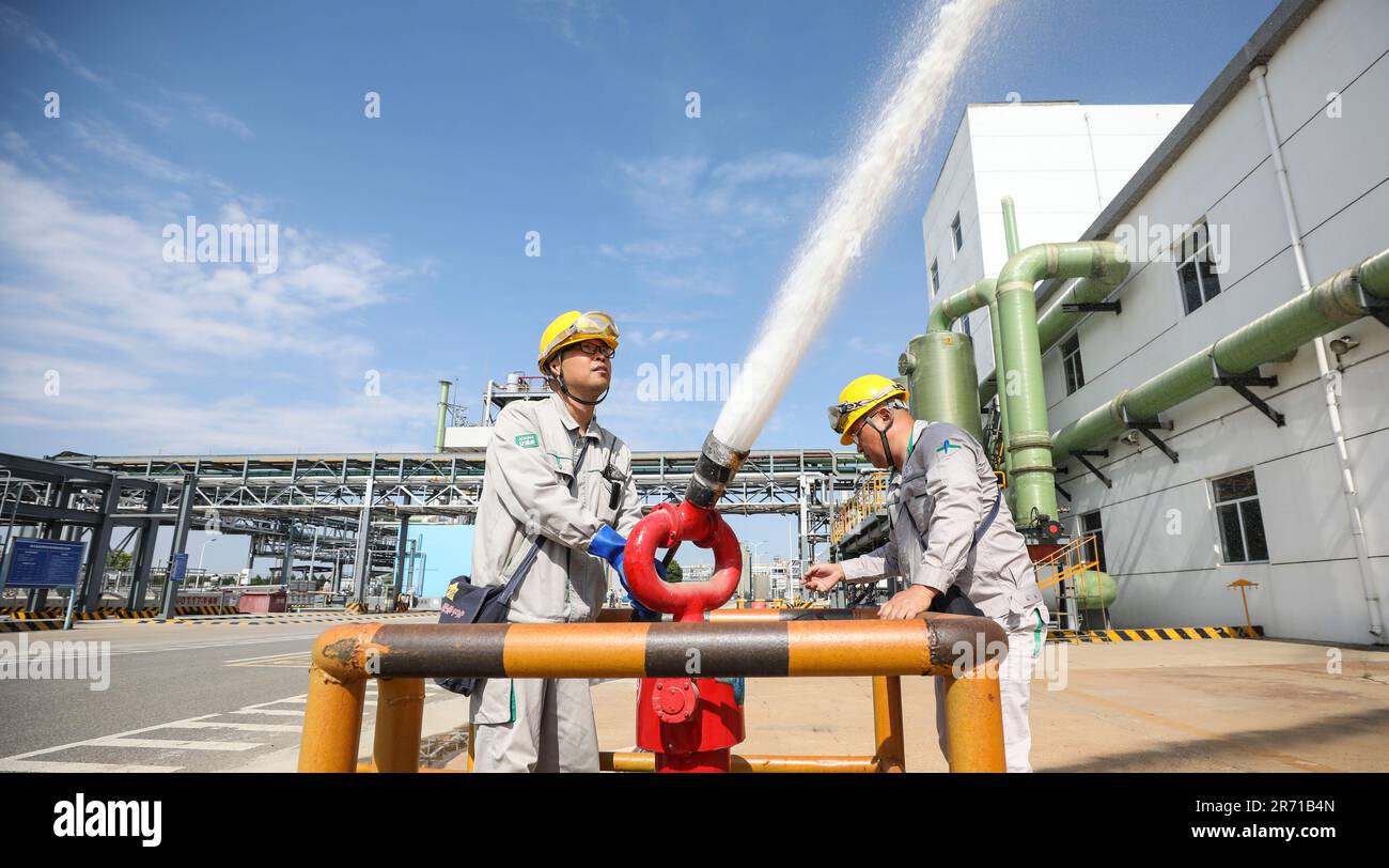 HUAI'AN, CHINA - 12. JUNI 2023 - Mitglieder eines Chemieunternehmens während einer Panzerrettungsübung in Huai 'an, Provinz Jiangsu, China, 12. Juni 2023. Stockfoto