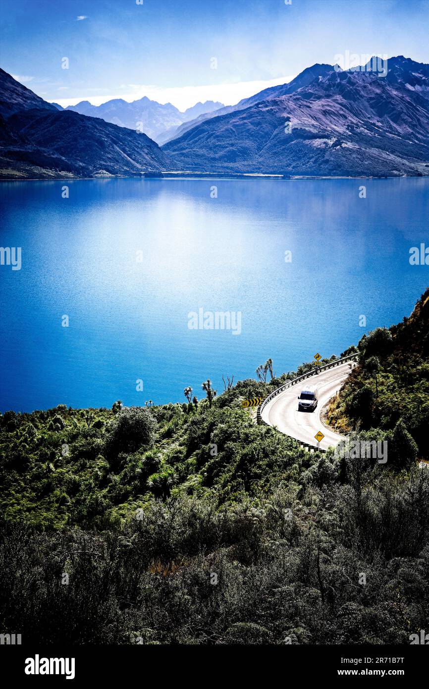 Die Straße nach Glenorchy entlang der Ufer des Lake Wakatipu, Südinsel, Neuseeland. Stockfoto