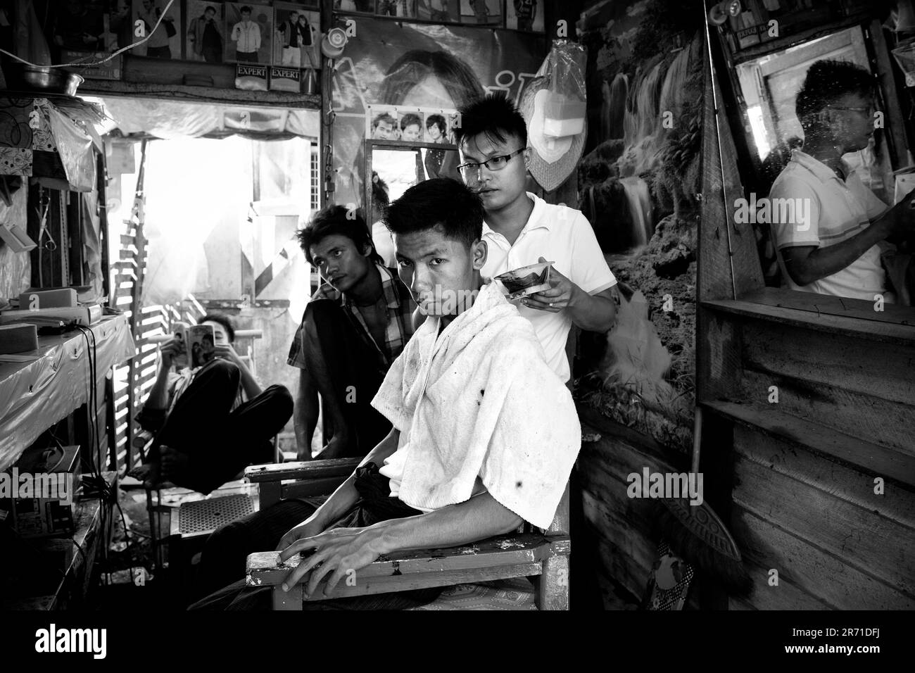 Myanmar, Umgebung von Tangoo; Markt; Friseur Stockfoto