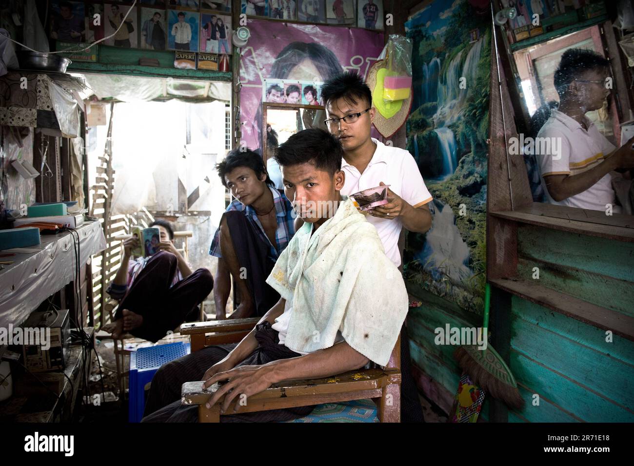 Myanmar, Umgebung von Tangoo; Markt; Friseur Stockfoto