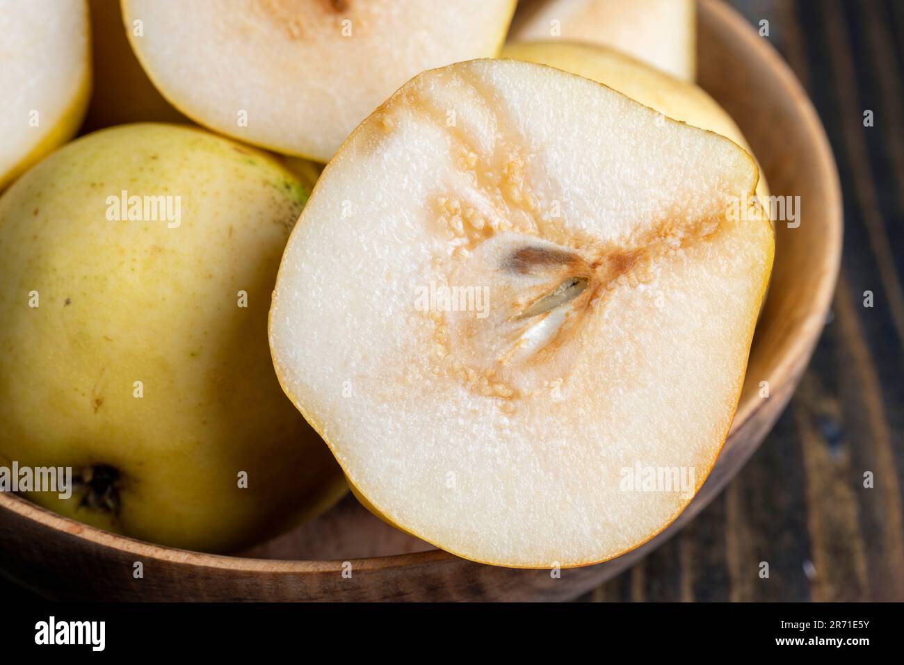Zerstückelte Birne auf dem Tisch, reife Birne in Scheiben geschnitten Stockfoto