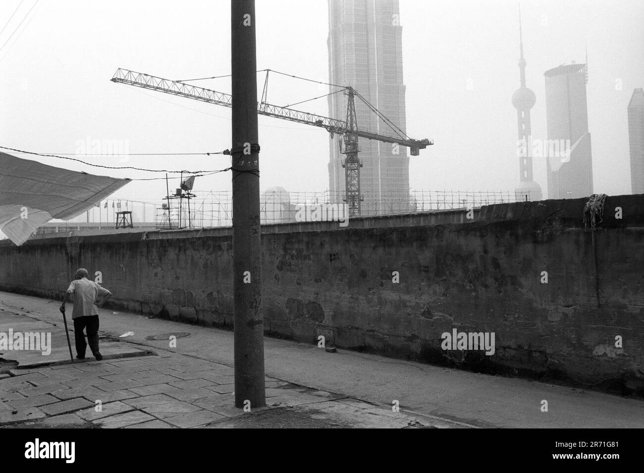 Shanghai China 2000. Eine ruhige Ecke in Pudong. Vor zwanzig Jahren wurde in Pudong auf landwirtschaftlich genutzten Flächen Gemüse und Baumwolle angebaut, wobei nur die Flussufer aufgebaut wurde. Die ehemaligen Lagerhäuser der internationalen Unternehmen, die in den 1940er Jahren den Fluss verließen, verfielen meist oder wurden zu leichten industriellen Zwecken umgebaut, während die Werften weiter flussabwärts verlegt waren. 2000s HOMER SYKES Stockfoto
