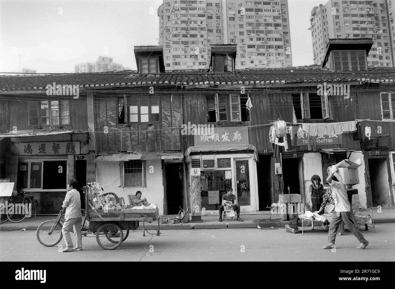 Shanghai China 2000. Die hochdichten Hochhäuser überragen die traditionellen Shanghai-Häuser, die bald abgerissen werden. 2000s HOMER SYKES Stockfoto