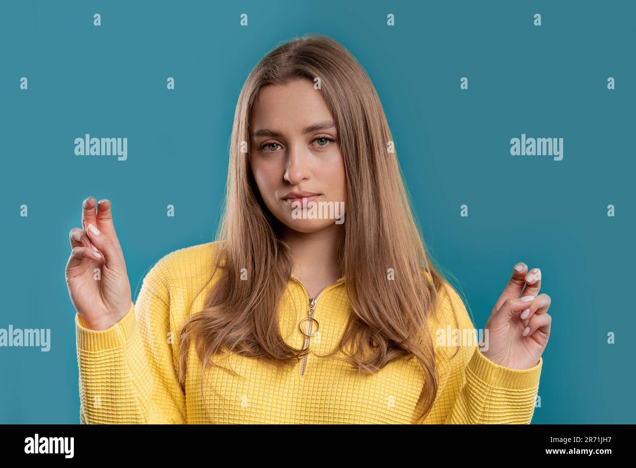 Hübsche Frau, die mit den Händen zeigt, zwei Finger, Zitate, Geste, Ironie-Sarkasmus Stockfoto