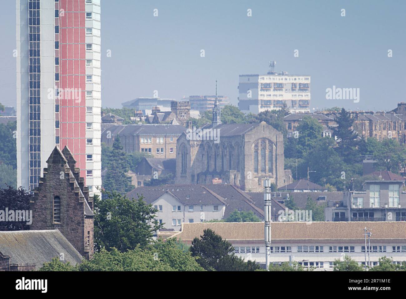 Luftaufnahme anniesland Kreuzung mit St. John's Renfield Church bedient Kelvindale im westlichen Ende von Glasgow, Schottland, Großbritannien Stockfoto