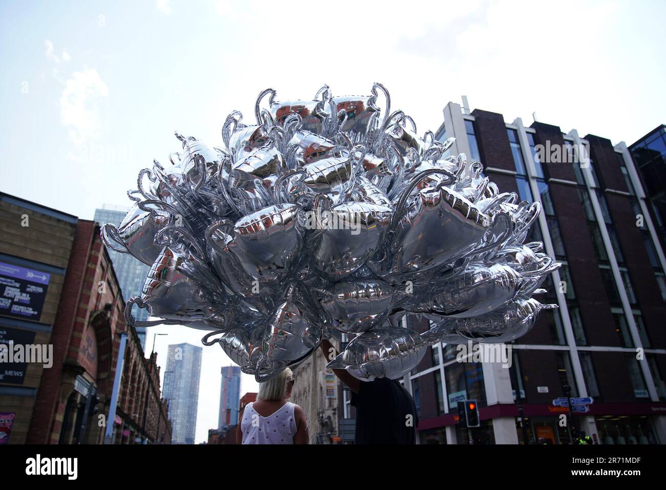Ballons in Trophäenform zum Verkauf vor der Treble Parade in Manchester. Manchester City schloss die Treble (Champions League, Premier League und FA Cup) nach einem Sieg von 1-0 über Inter Mailand in Istanbul und sicherte ihnen den Ruhm der Champions League. Foto: Montag, 12. Juni 2023. Stockfoto