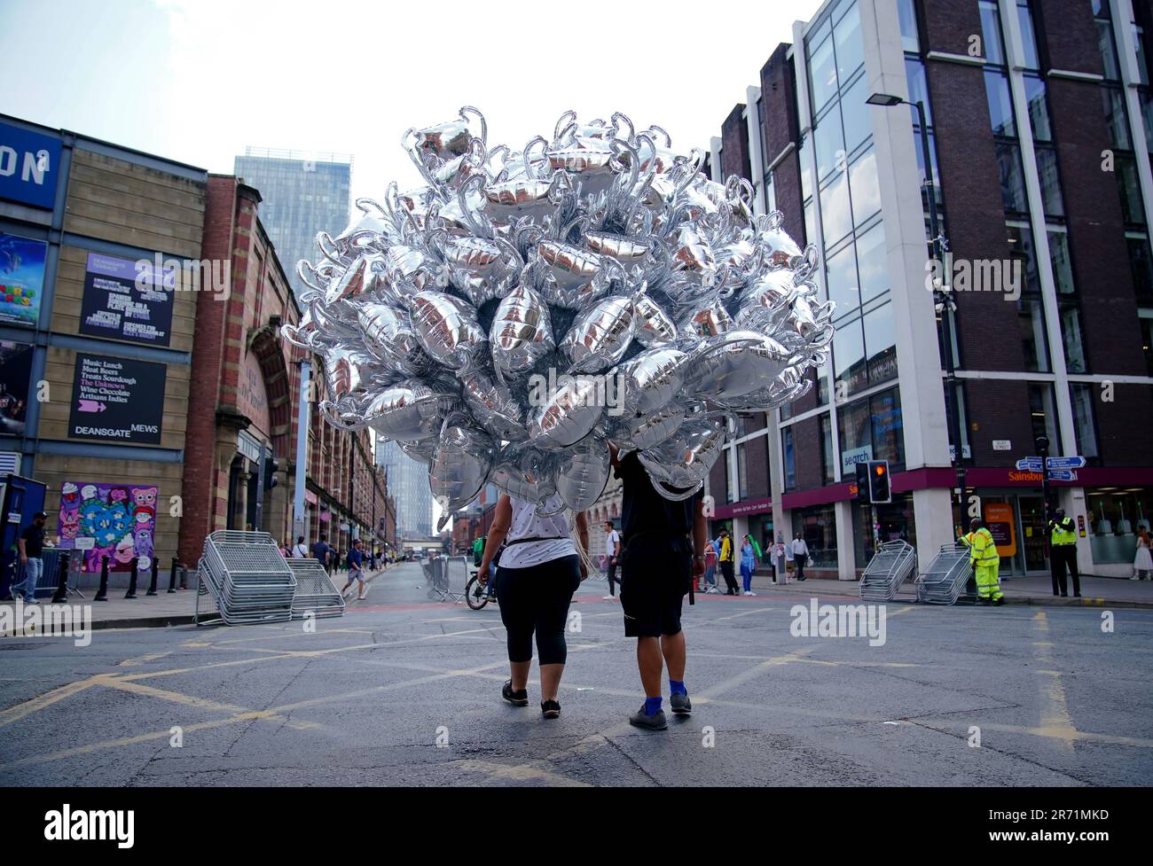 Ballons in Trophäenform zum Verkauf vor der Treble Parade in Manchester. Manchester City schloss die Treble (Champions League, Premier League und FA Cup) nach einem Sieg von 1-0 über Inter Mailand in Istanbul und sicherte ihnen den Ruhm der Champions League. Foto: Montag, 12. Juni 2023. Stockfoto