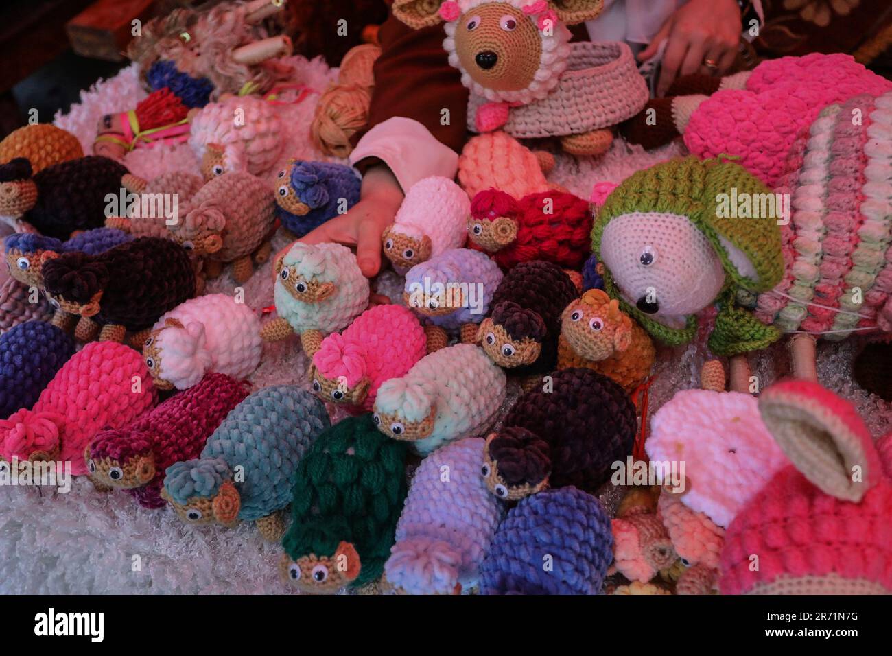 Eine palästinensische Frau, Reham Shurrab, arbeitet an der Weben von Schafspuppen in Vorbereitung auf das gesegnete Eid al-Adha im Gazastreifen am 12. Juni 2023. Stockfoto