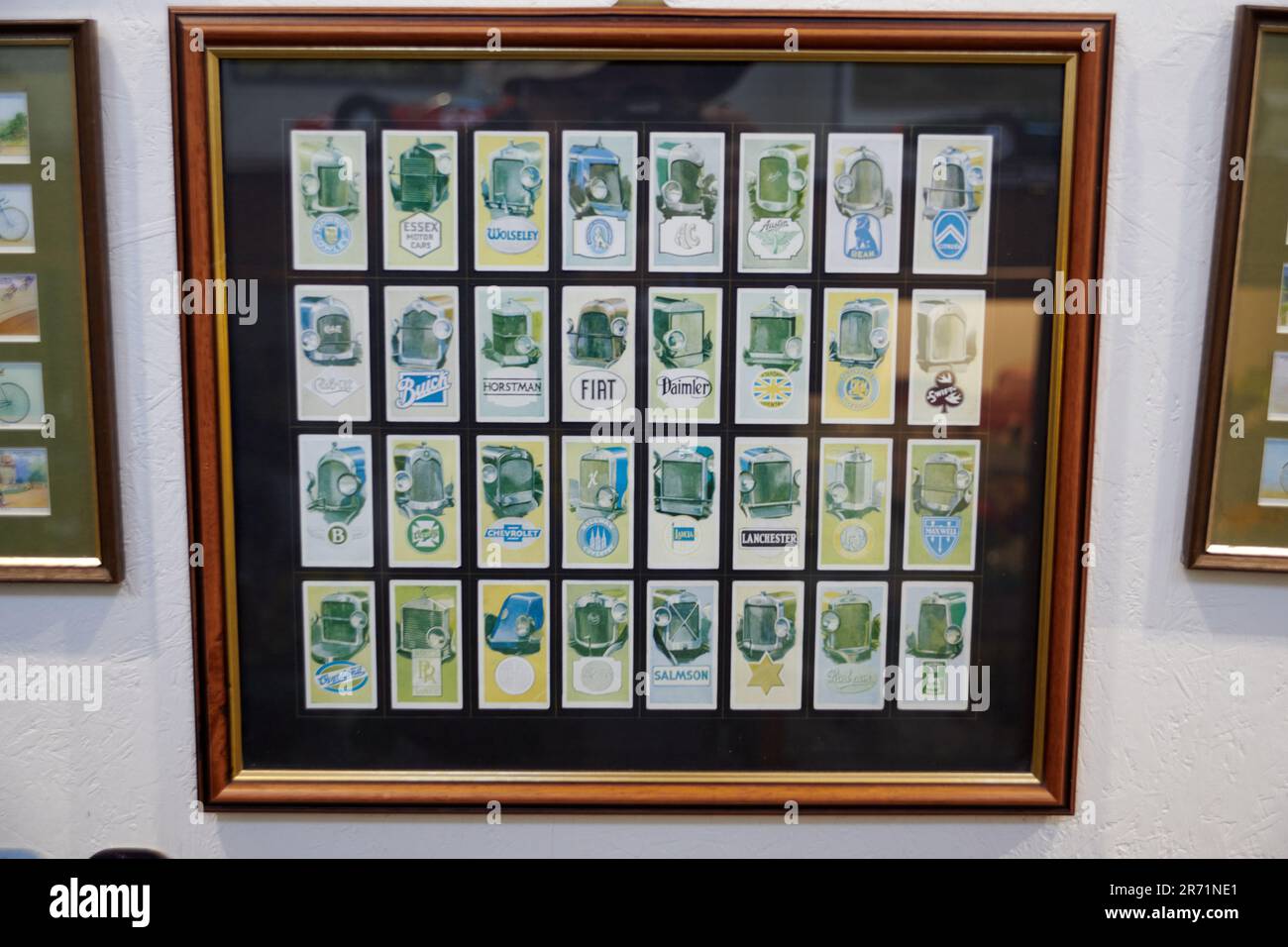 Eine Sammlung von Zigarettenkarten mit den Logos der Motorhaube aus den 1920er Jahren Stockfoto