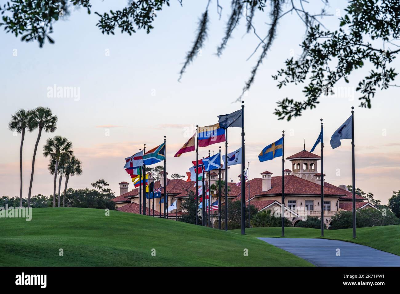 Internationale Flaggen auf dem TPC Sawgrass Stadium Course in Ponte Vedra Beach, Florida, Austragungsort DER PLAYERS Championship. (USA) Stockfoto