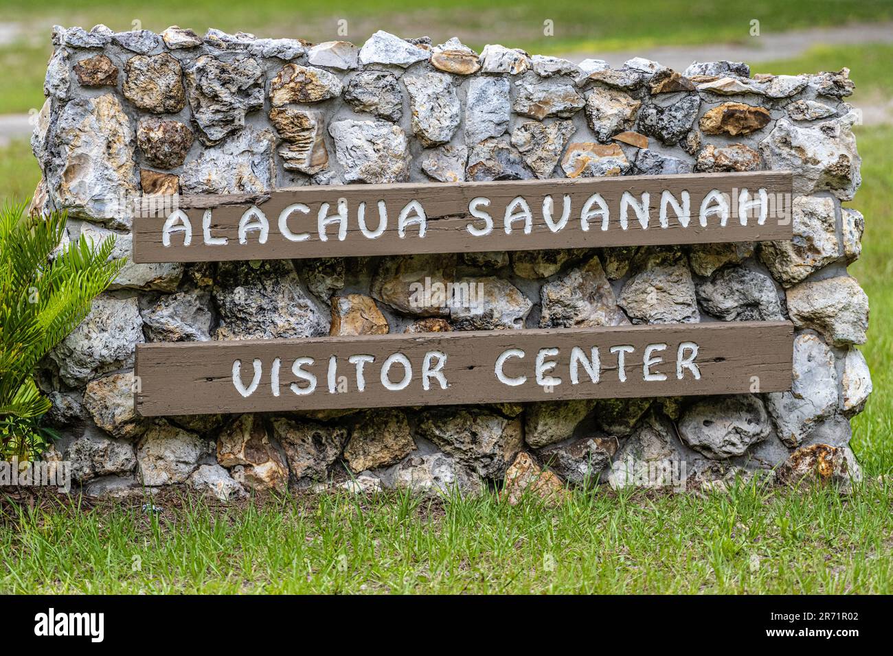 Eingangsschild für das Alachua Savannah Visitor Center im Paynes Prairie Preserve State Park in Micanopy, Florida. (USA) Stockfoto