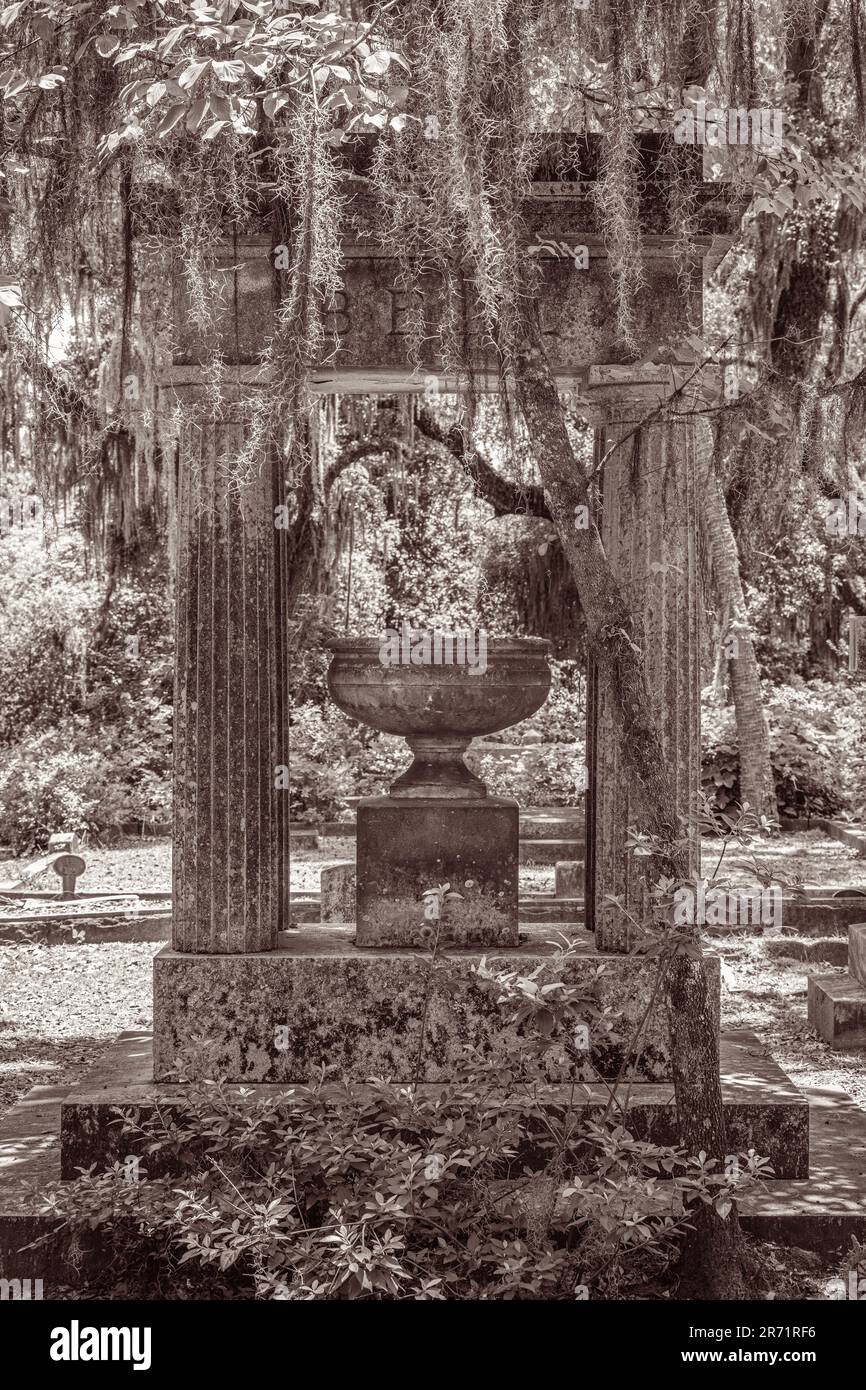 Historisches Bonaventure Cemetery Memorial inmitten von südlichen Eichen und spanischem Moos in Savannah, Georgia. (USA) Stockfoto