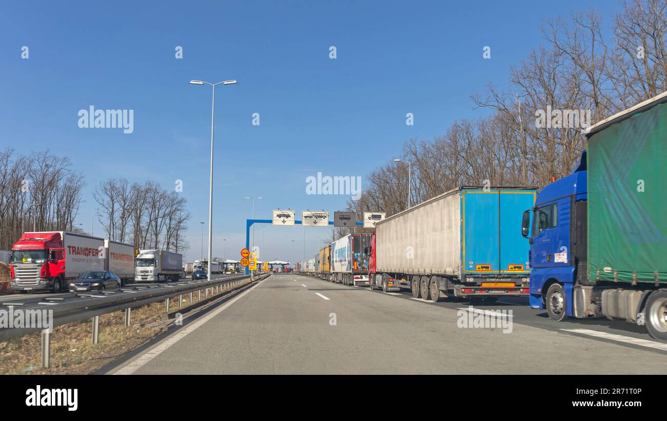 Batrovci, Serbien - 28. Februar 2017: Lange Schlangen von Lastkraftwagen am europäischen Grenzübergang nach Kroatien in Batrovci, Serbien. Stockfoto