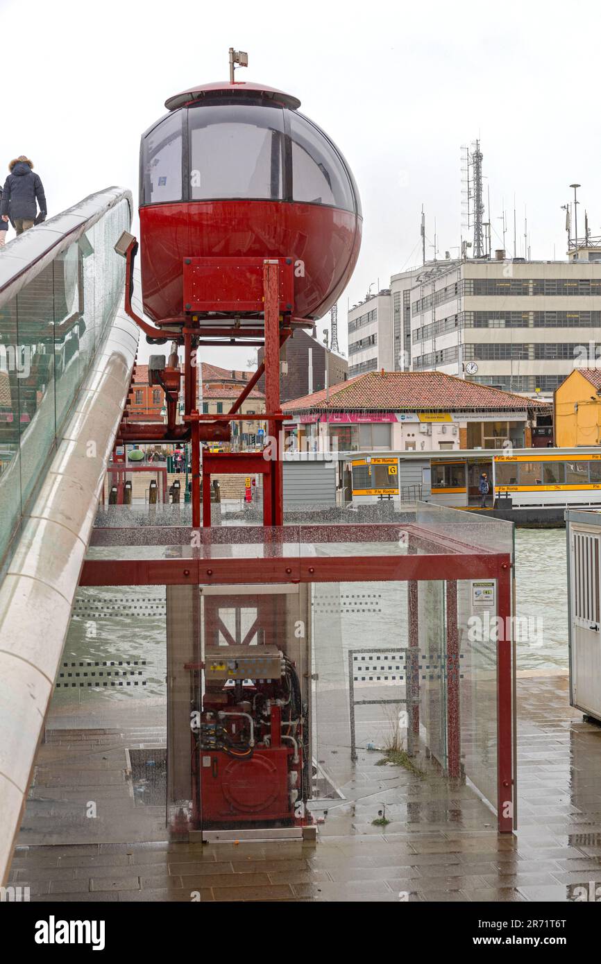 Vence, Italien - 3. Februar 2018: Rollstuhllift-Transportkapsel, gebaut nach der Einweihung der Brücke über die Verfassung. Stockfoto