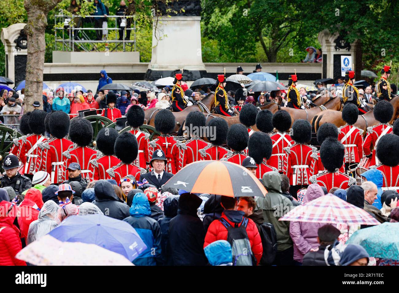 England, London, The Mall, Grenadier Guards marschieren während der Krönung von Kings Charles III. An einem regnerischen Mai 6. 2023. Stockfoto