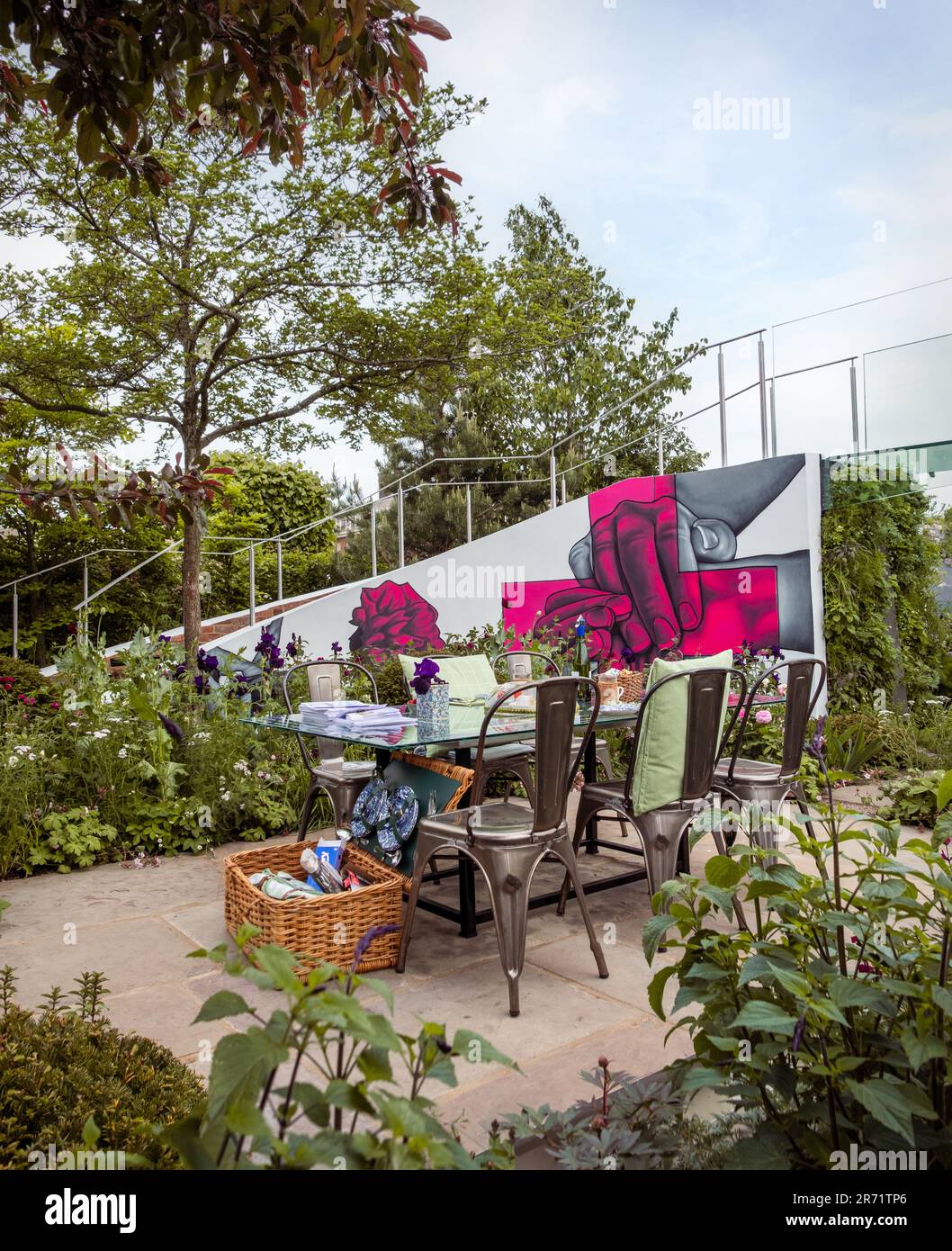 Die Höhle in My Mind Garden, entworfen von Taina Suonio und Anne Hamilton auf der Chelsea Flower Show 2023 in London, Großbritannien. Stockfoto