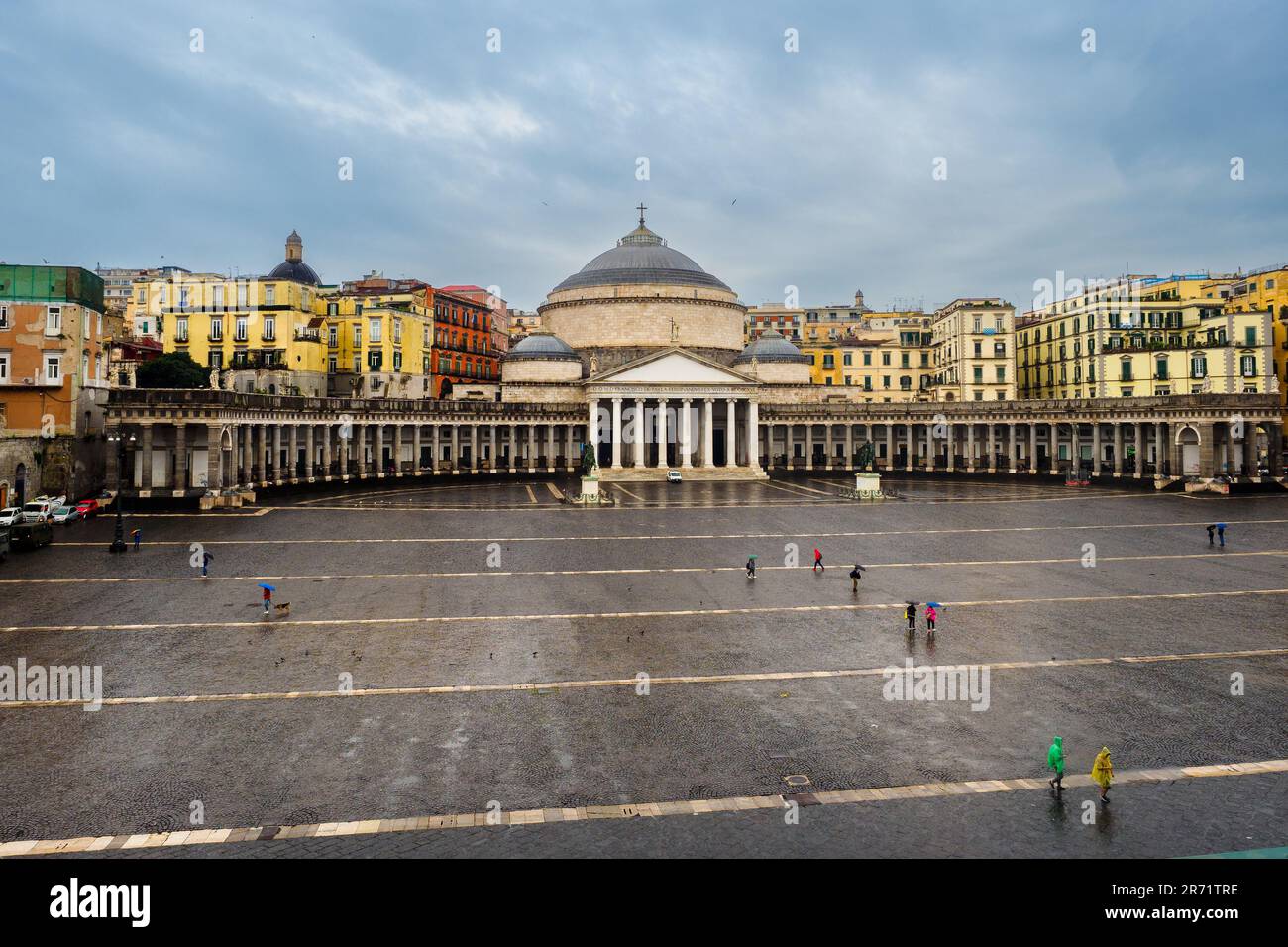 Piazza del Plebiscito mit der Basilika San Francesco di Paola - Neapel, Italien Stockfoto