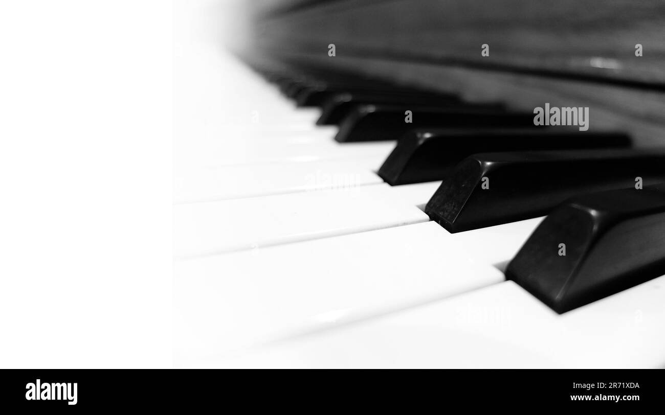 Nahaufnahme der Klaviertasten in Schwarz und Weiß für Musik und Unterhaltung Stockfoto