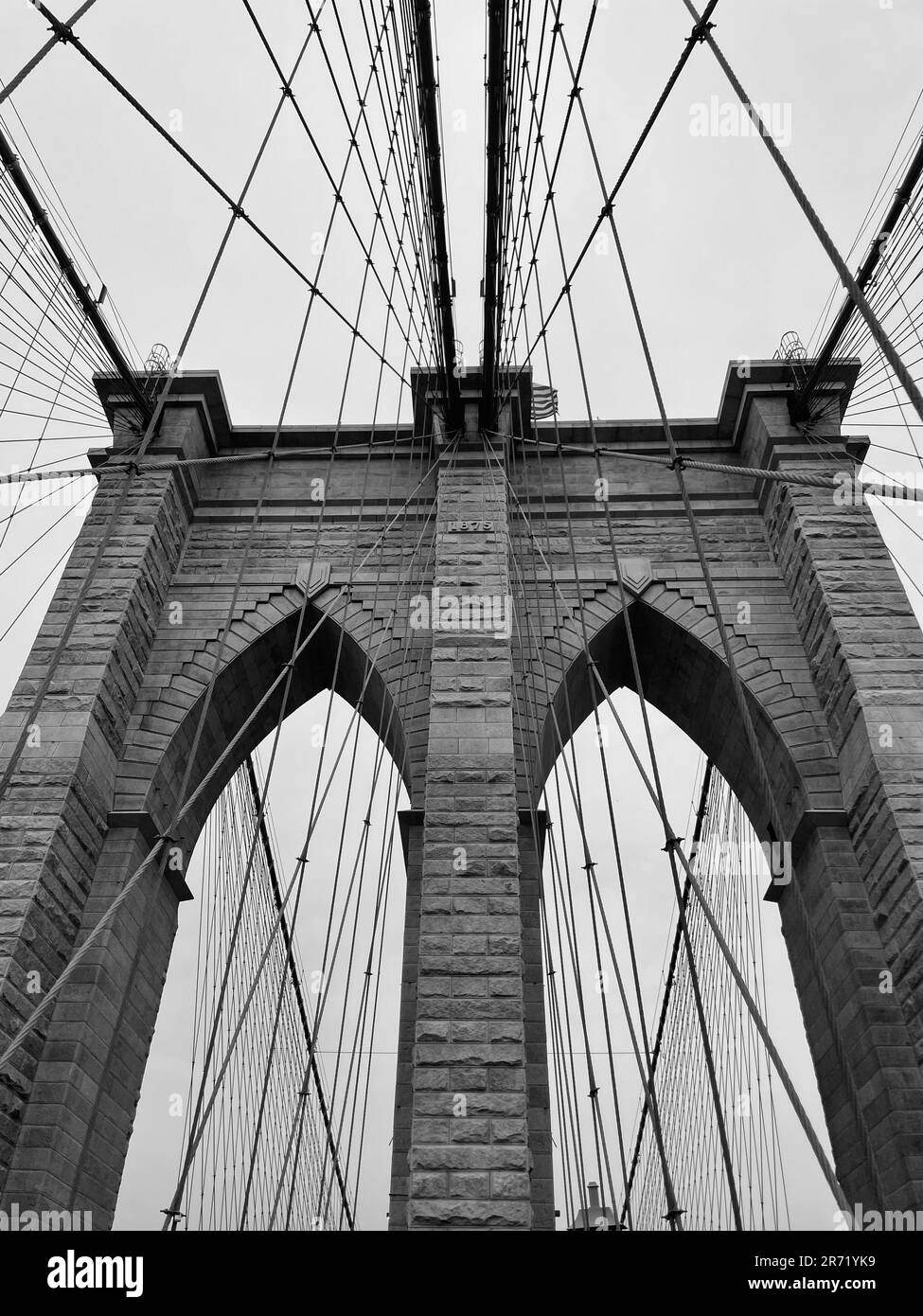 Ein monochromatisches Bild der legendären Brooklyn Bridge in New York City, USA Stockfoto