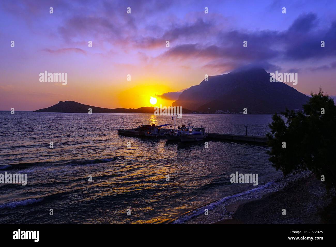 Sonnenuntergang über Telendos von der griechischen Insel Kalymnos in der Dodekanes, Ägäis, Griechenland Stockfoto