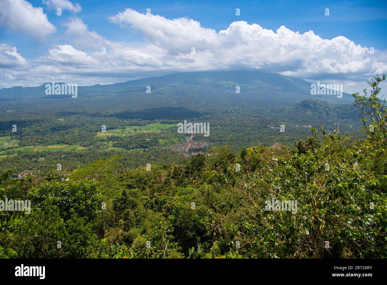 Der Blick vom Tempel „Pura Penataran Agung Lempuyang“ auf den Vulkan Gunung Agung Stockfoto
