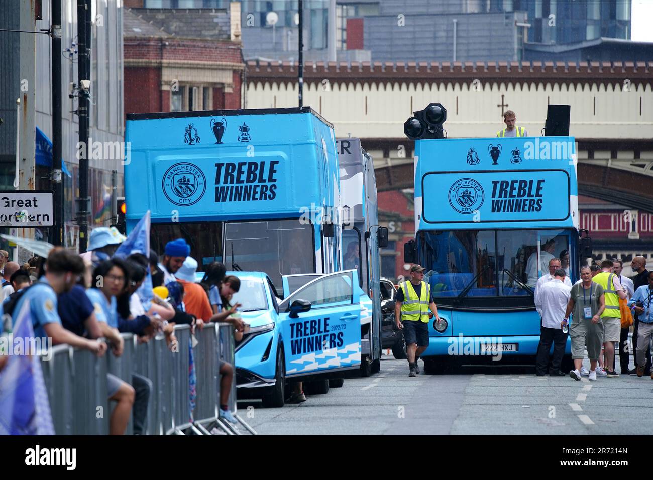 Manchester City Busse mit offenem Oberdeck vor der Treble Parade in Manchester. Manchester City schloss die Treble (Champions League, Premier League und FA Cup) nach einem Sieg von 1-0 über Inter Mailand in Istanbul und sicherte ihnen den Ruhm der Champions League. Foto: Montag, 12. Juni 2023. Stockfoto