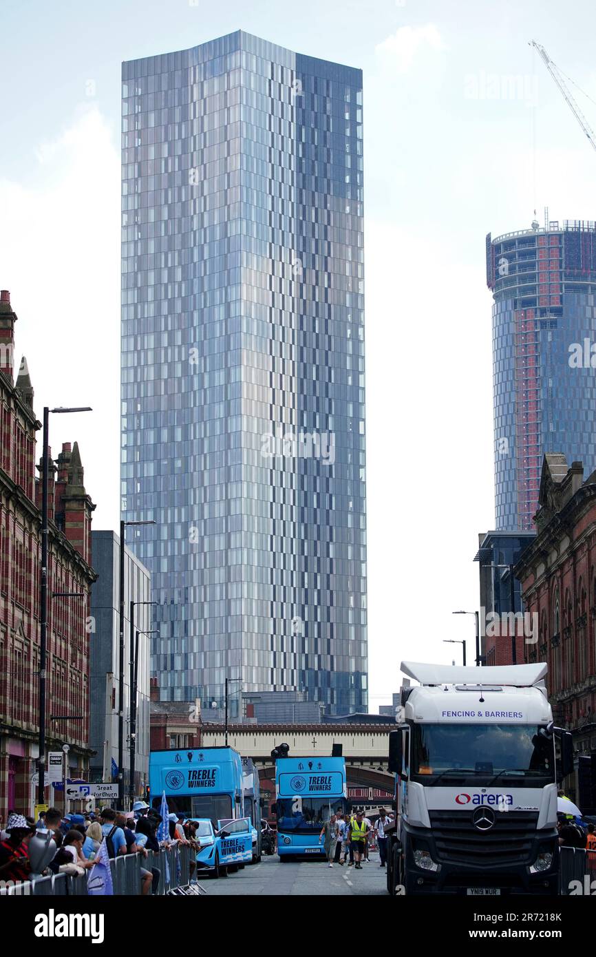 Ein allgemeiner Blick auf einen Turm auf dem Deansgate Square vor der Treble Parade in Manchester. Manchester City schloss die Treble (Champions League, Premier League und FA Cup) nach einem Sieg von 1-0 über Inter Mailand in Istanbul und sicherte ihnen den Ruhm der Champions League. Foto: Montag, 12. Juni 2023. Stockfoto