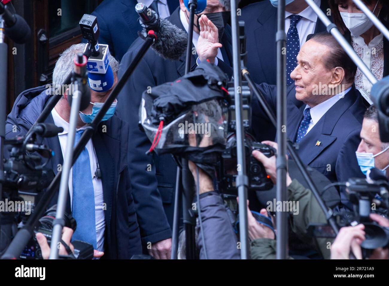 Rom, Italien. 12. Juni 2023. Silvio Berlusconi trifft am 9. Februar 2021 bei den Konsultationen zur Wahl des Präsidenten der Republik am Eingang des Palazzo di Montecitorio Journalisten (Foto: Matteo Nardone/Pacific Press). Kredit: Pacific Press Production Corp./Alamy Live News Stockfoto