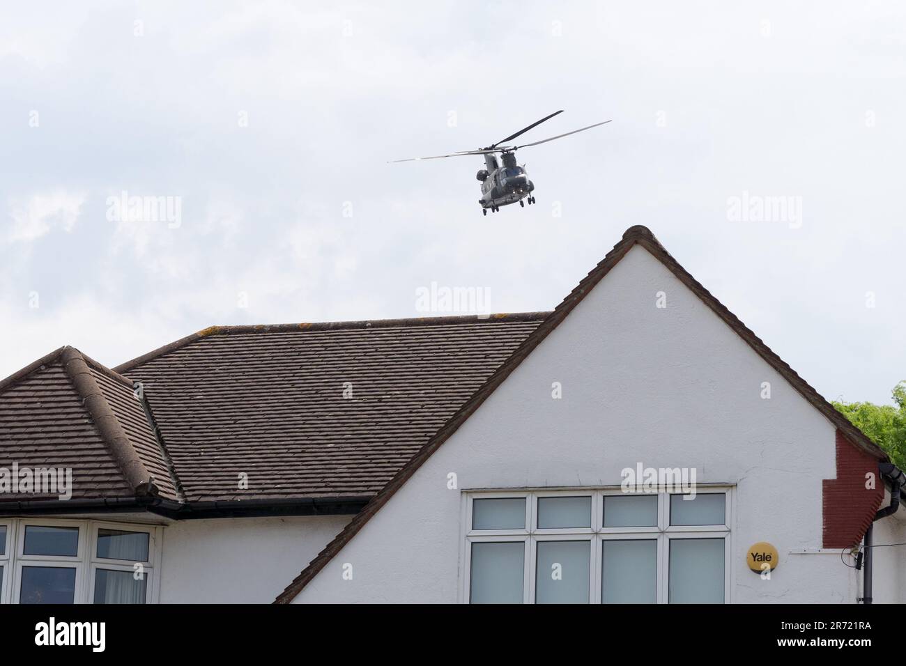 London UK, den 12. Juni 2023. Der Chinook Helicopter vom 28. Geschwader startet vom Sportplatz der Colfe-Schule, gesehen von der Sidcup Road in Greenwich London, Großbritannien. Kredit: Glosszoom/Alamy Live News Stockfoto