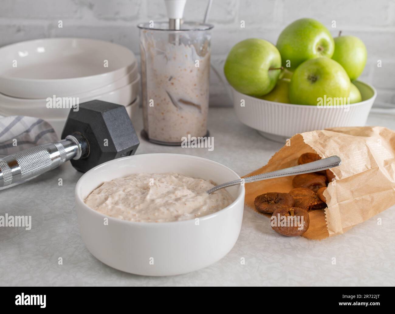 Joghurt mit getrockneten Feigen in einer Schüssel. Köstliche Mahlzeit für Fitness, Ernährung, gesunde Ernährung mit natürlicher Süße. Stockfoto