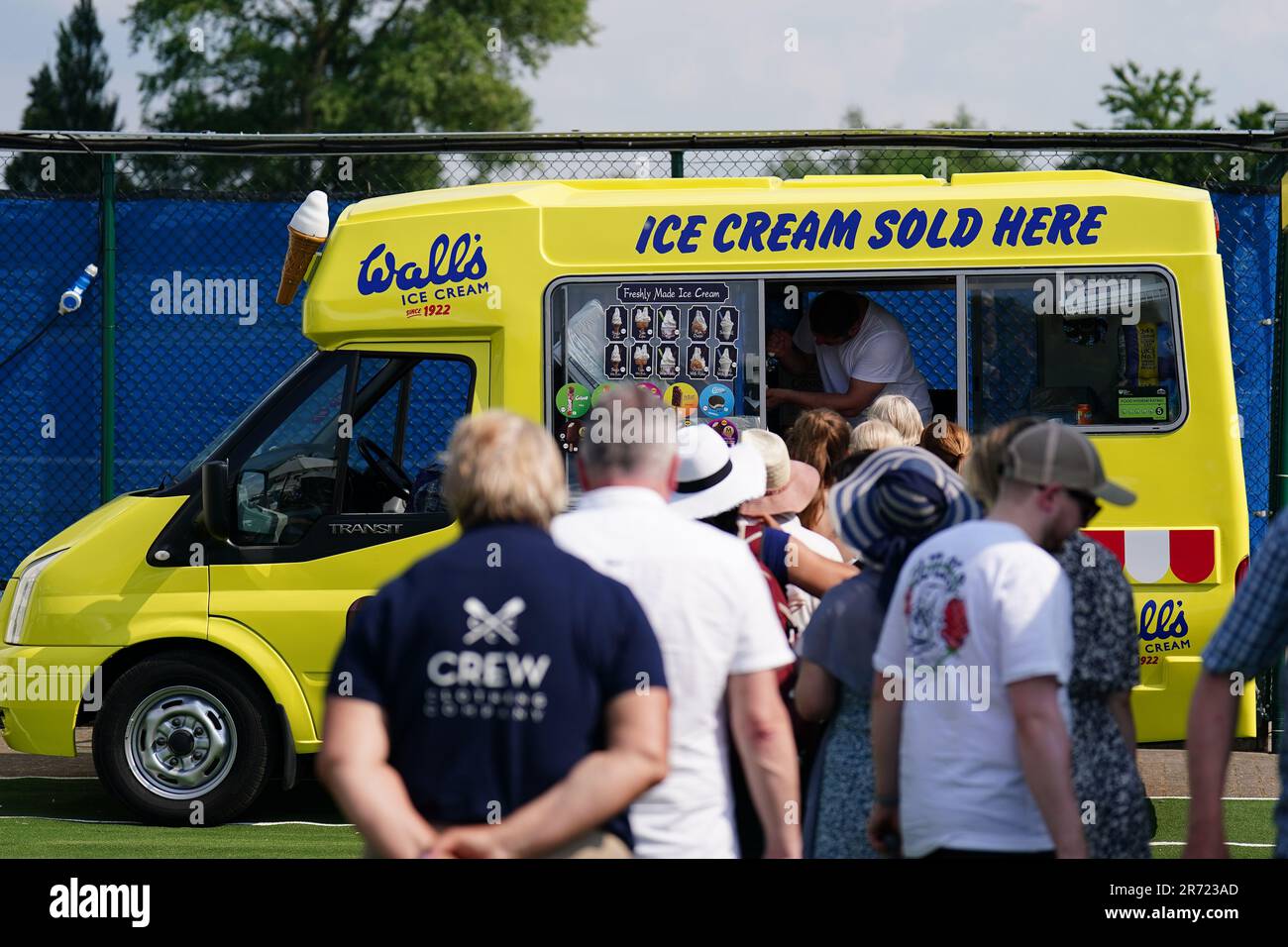 Am ersten Tag des Rothesay Open 2023 im Nottingham Tennis Centre stehen die Leute Schlange für Eiscreme. Foto: Montag, 12. Juni 2023. Stockfoto