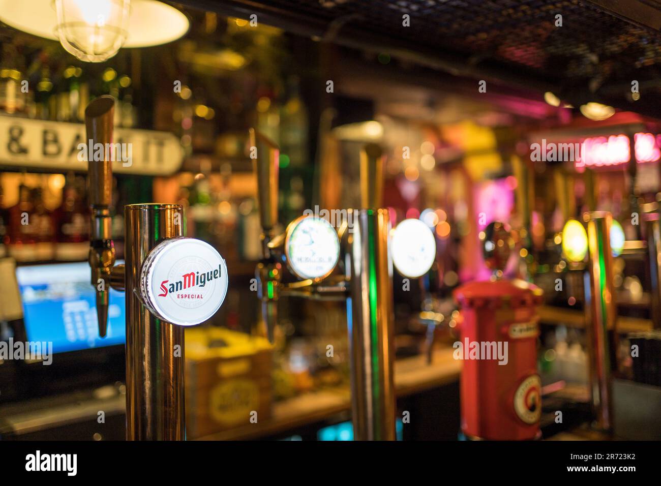 Nahaufnahme der Bierzapfen an der Bar in einem typisch modernen britischen Pub. Stockfoto