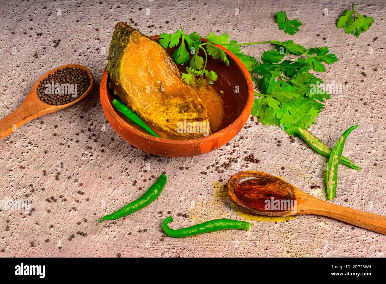 Traditionelle bengalische Küche Sorshe Ilish Bhapa mit Kopierbereich Stockfoto