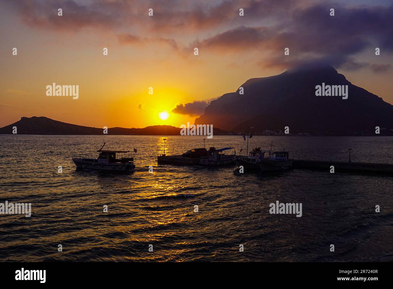 Sonnenuntergang über Telendos von der griechischen Insel Kalymnos, in Dodekanes, Ägäis, Griechenland Stockfoto