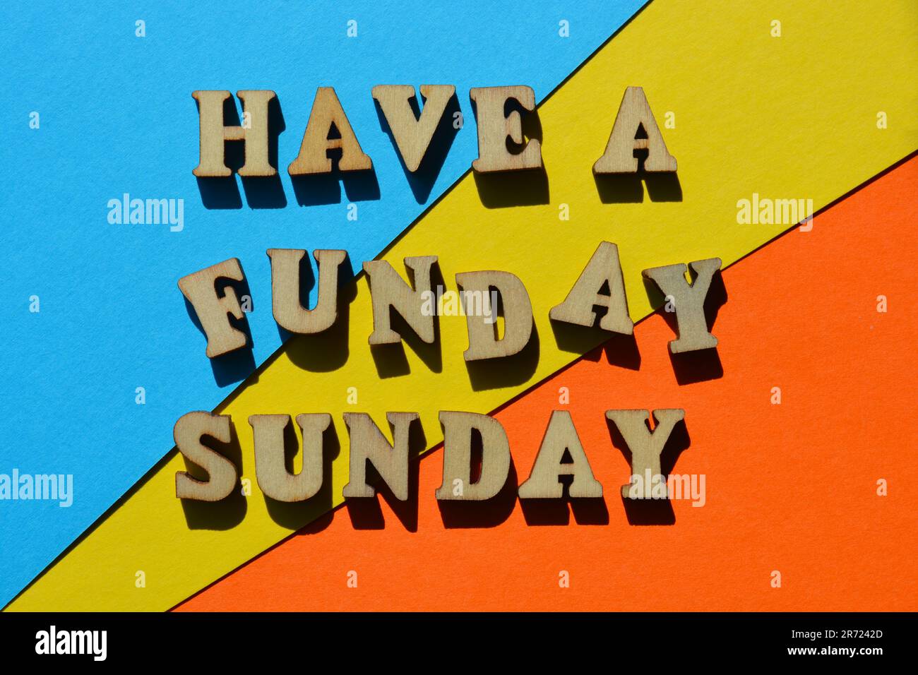 Feiern Sie einen Funday-Sonntag. Wörter in hölzernen Buchstaben isoliert auf hellem und farbenfrohem Hintergrund als Bannerüberschrift Stockfoto
