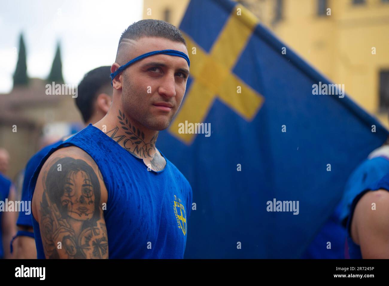 FLORENZ, ITALIEN, 10. JUNI - Spieler des Santa Croce Blue Teams vor Spielbeginn. Kein Teammitglied verdient Geld beim Spielen.das Spiel Calcio Storico Fiorentino ist eine Herausforderung zwischen den vier Vierteln der Stadt. Die Spiele werden in Kostümen des 16. Jahrhunderts gespielt, und jedes Jahr wird ein Turnier organisiert, an dem die vier historischen Viertel der Stadt teilnehmen: Die „Weißen“ von Santo Spirito, die „Blues“ von Santa Croce, die „Roten“ von Santa Maria Novella und die „Grünen“ von San Giovanni. Calcio Storico Fiorentino ist ein hartes, gewalttätiges Spiel, das drei verschiedene Sportarten miteinander verbindet: rugby, Boxen Stockfoto