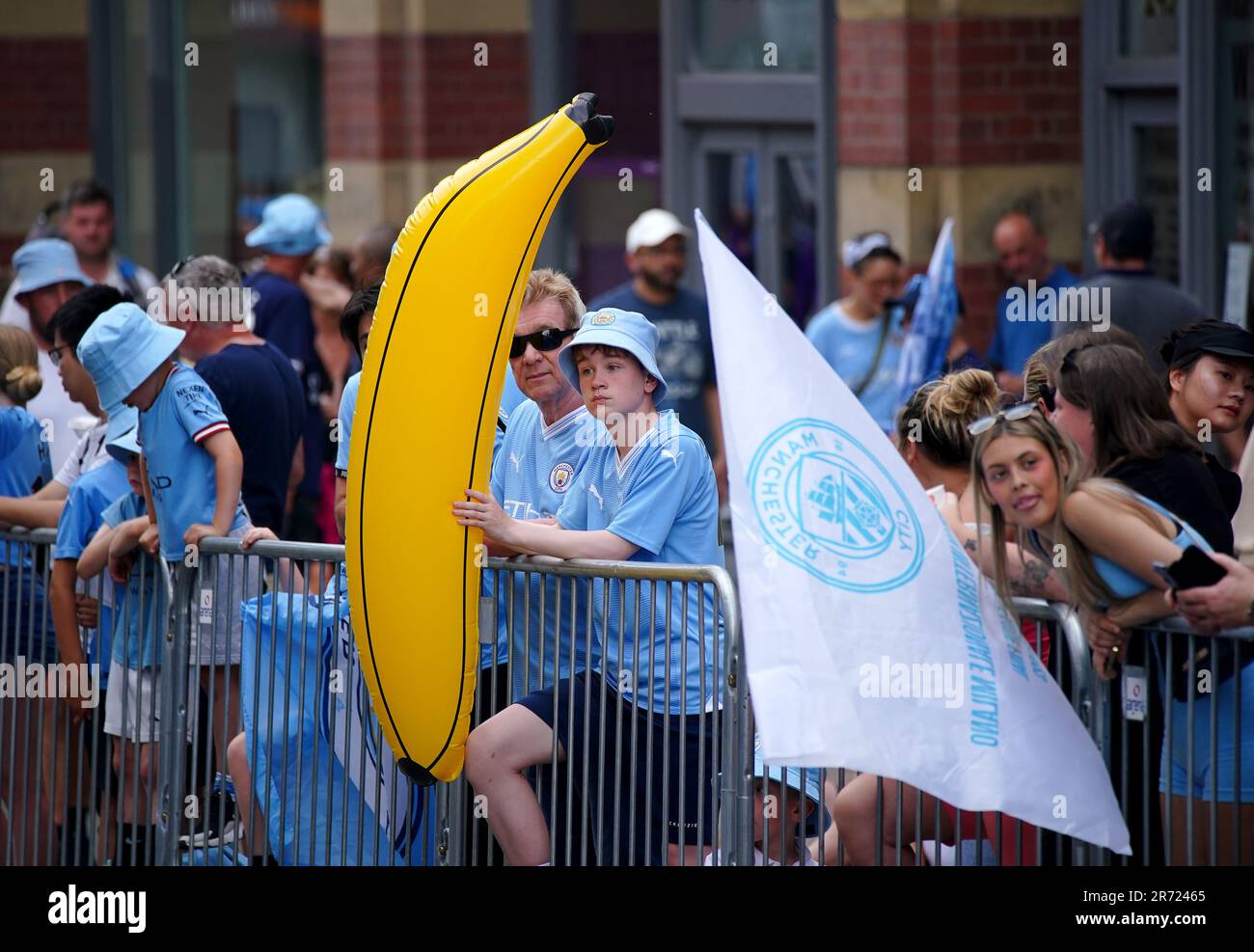 Manchester City-Fans auf Deansgate vor der Treble Parade in Manchester. Manchester City schloss die Treble (Champions League, Premier League und FA Cup) nach einem Sieg von 1-0 über Inter Mailand in Istanbul und sicherte ihnen den Ruhm der Champions League. Foto: Montag, 12. Juni 2023. Stockfoto