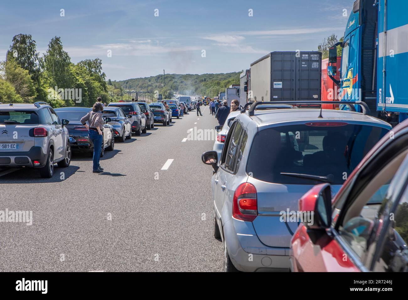 Ein Überfall auf eine französische Autobahn, verursacht durch einen LKW-Brand. Stockfoto