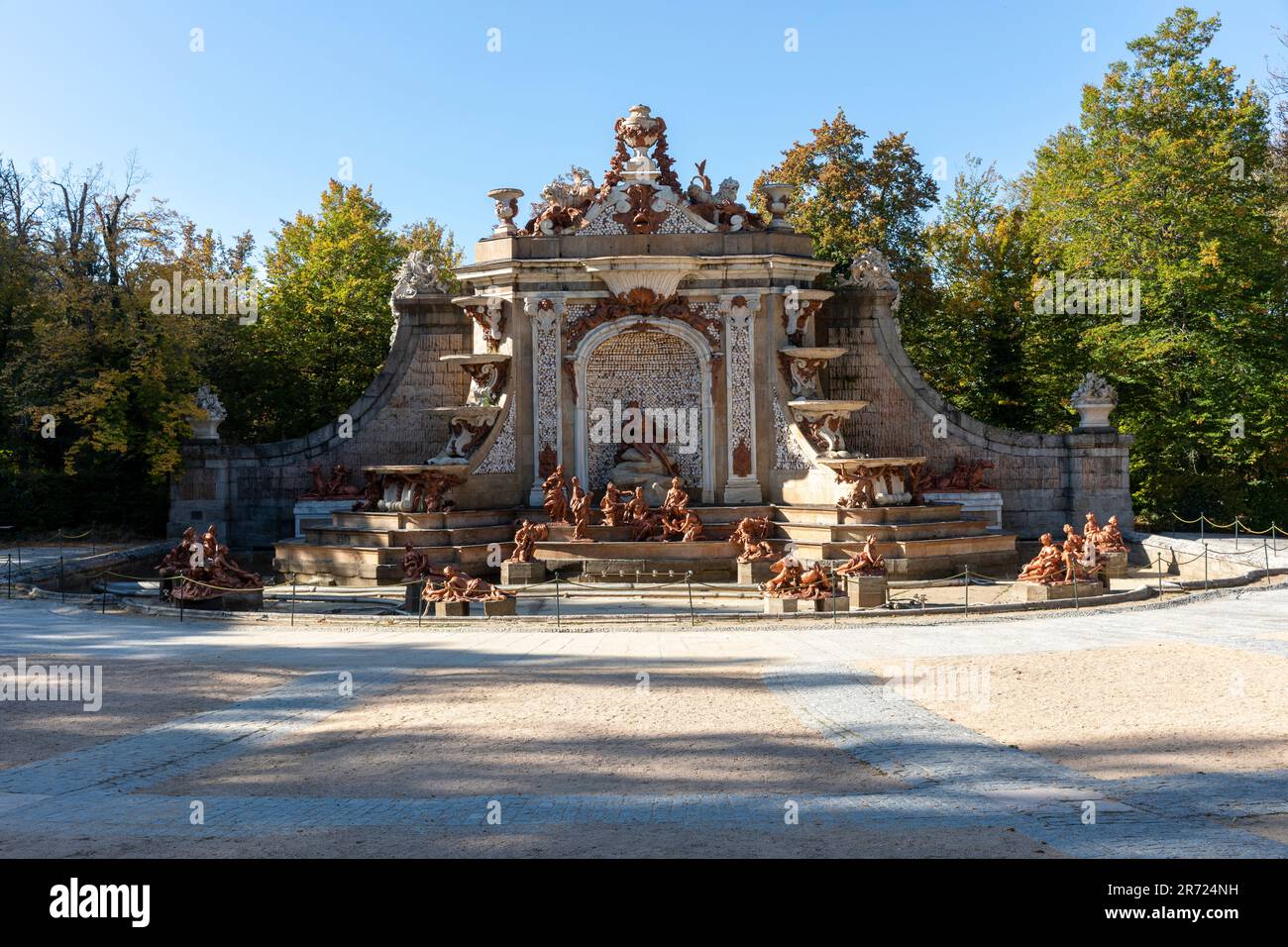 Der Brunnen der Bäder von Diana wurde in den Gärten des Königspalastes der Farm von San Ildefonso, Segovia, Spanien, abgeschaltet. Stockfoto