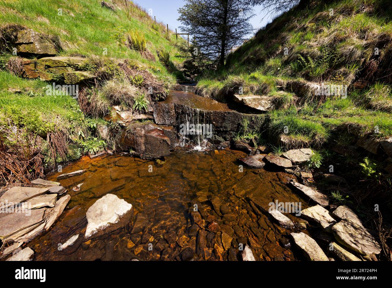 Ein kleiner Wasserfall in Bent Hill Rough Clough, Clough Bottom Reservoir, Rossendale, Lancashire. Stockfoto