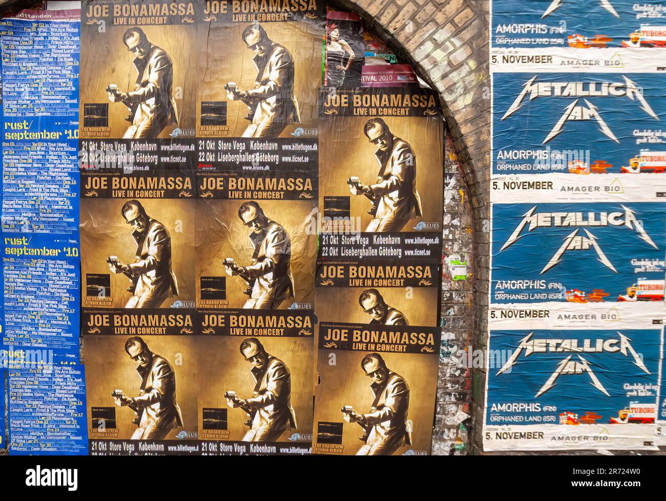 Kopenhagen, Dänemark - 14. September 2010: Christiania freetown. Joe Bonamass und Metallica Konzertposter auf braunen Ziegelmauern. Stockfoto