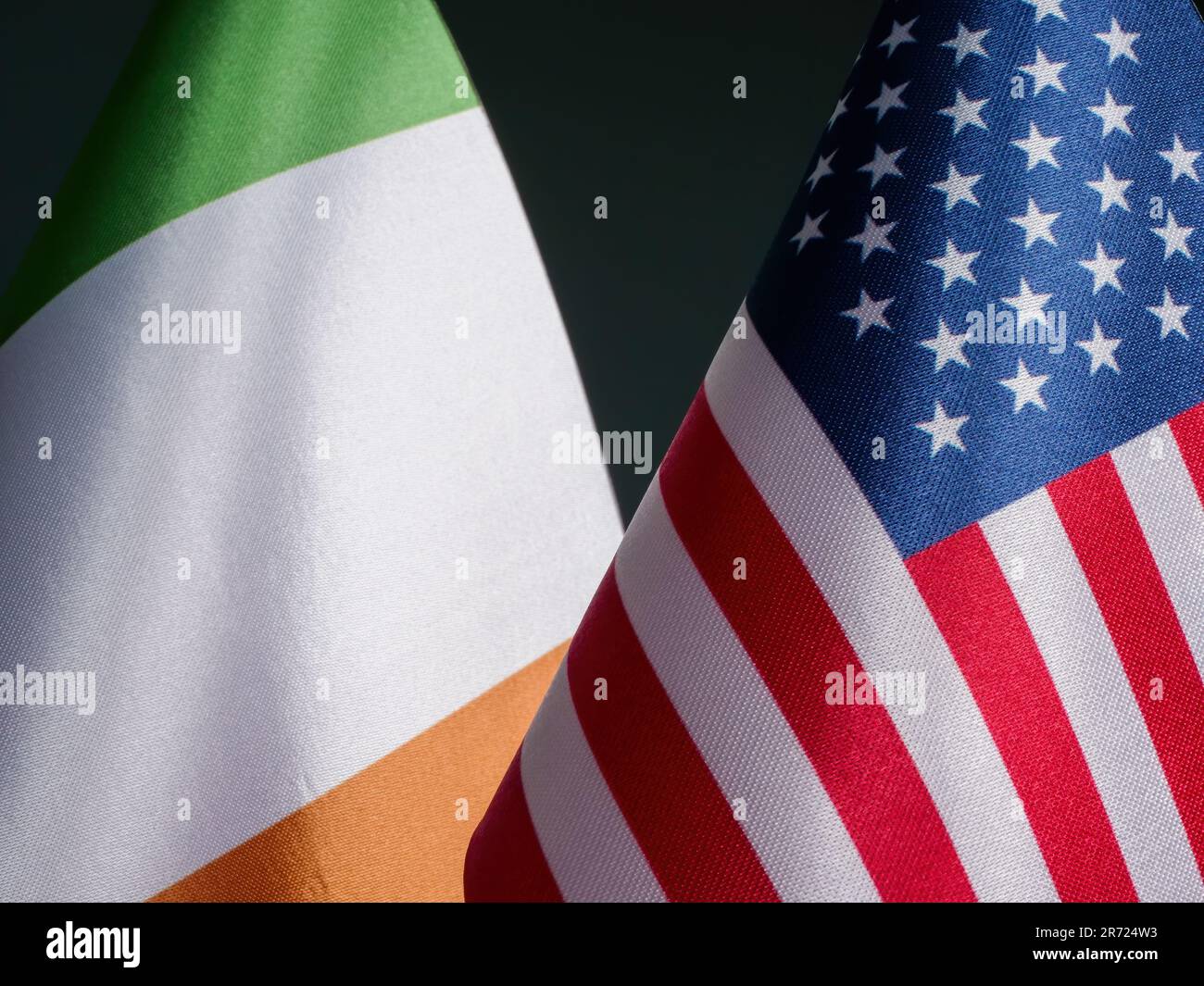 Die irische Flagge neben der Flagge der USA. Stockfoto