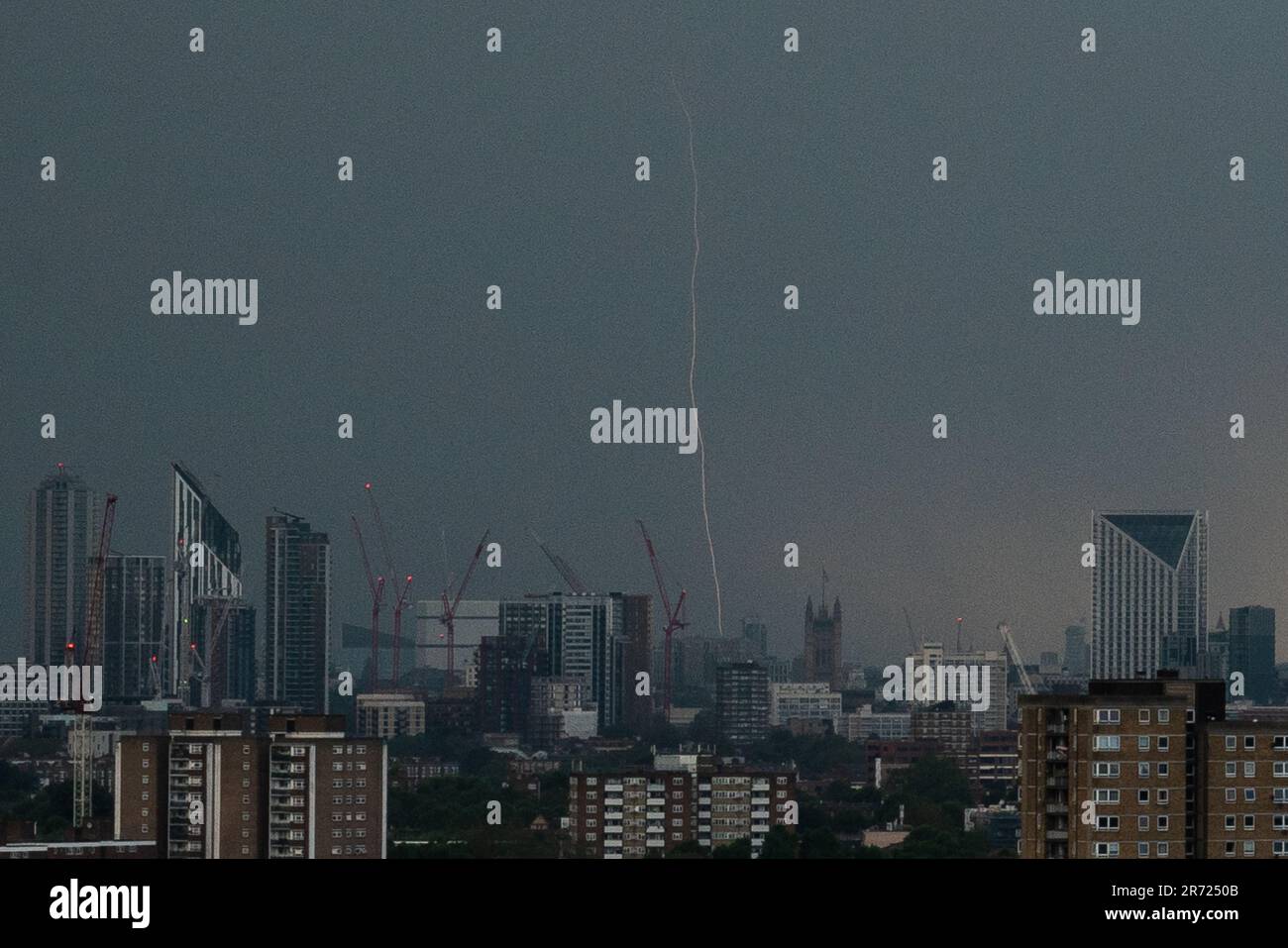 London, Großbritannien. 12. Juni 2023 UK Weather: Blitzeinschläge und Gewitter über der Stadt als Wetterwarnungen wurden am Montagnachmittag vom MET Office nach einem Wochenende mit heißen Temperaturen, an dem einige Gebiete 32C Grad erreichten (89,6F Grad), von gelb auf gelb umgestellt. Kredit: Guy Corbishley/Alamy Live News Stockfoto