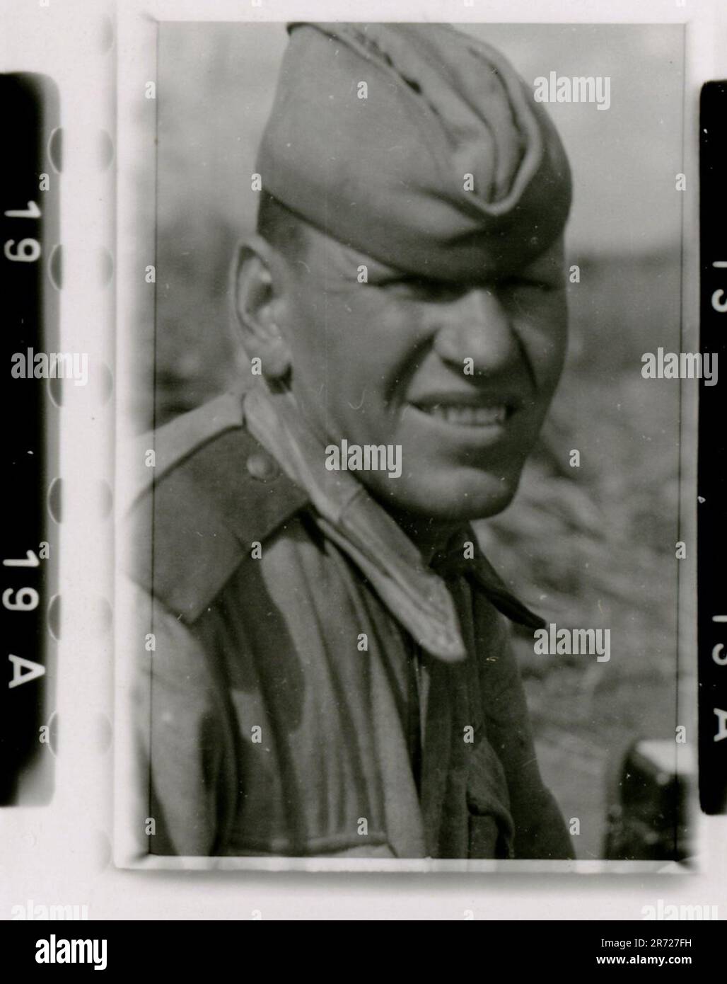 SS-Fotograf Büschel von der Leibstandarte Adolf Hitler in Russland und Italien 1943. Soldaten in Aktion, Tiger IS und StuGs starten, Artillerie und Infanterie-Vormarsch. Zerstörte russische Rüstung, formelles Abendessen inmitten des Chaos, Auszeichnungen, Fußball löst Spannungen, ein Blick auf Rom und die beschlagnahmte italienische Ausrüstung offenbaren die Komplexität des Krieges Stockfoto